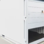 Container di stoccaggio da 20 piedi con apertura a porta sezionale da garage.