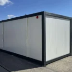 Container marittimi riconvertiti – ufficio di cantiere di 17 m² con serrande avvolgibili