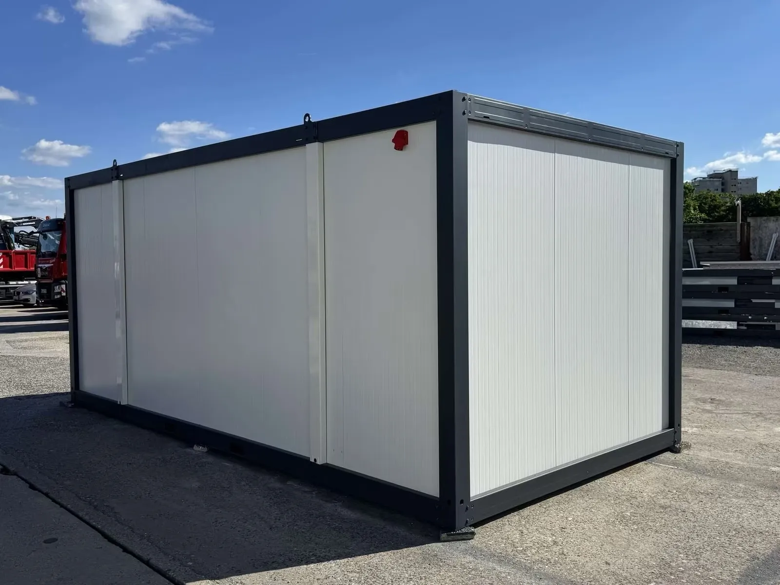 Image-195 Container marittimi riconvertiti – ufficio di cantiere di 17 m² con serrande avvolgibili – Image 1